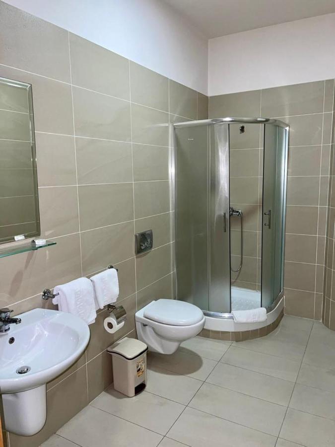 Hotel Terminal Tirana Esterno foto